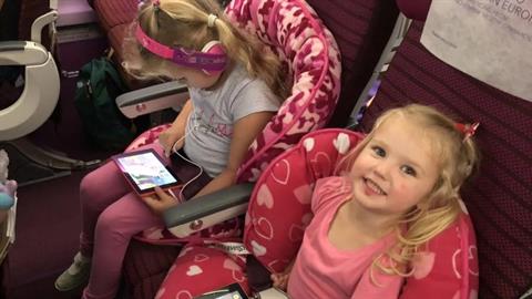 Μαμά δίνει €950 σε babysitter για να προσέχει τα παιδιά της στο… αεροπλάνο!